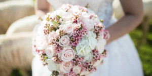 Beitragsbild des Blogbeitrags 30+ Hochzeitsblumen passend zur Jahreszeit