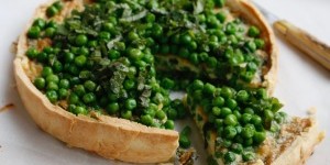 Beitragsbild des Blogbeitrags Gönnung in Trendfarbe des Jahres, Erbsen-Minze-Quiche
