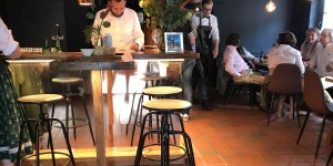 Beitragsbild des Blogbeitrags Wolferl und Wein, die neue Sommerfrische Bar