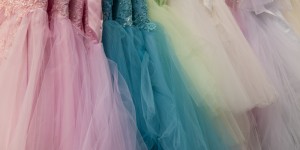 Beitragsbild des Blogbeitrags Kleid für die Trauzeugin: Tipps und Trends