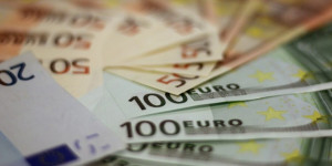 Beitragsbild des Blogbeitrags Geld sparen: So viel solltest du sparen