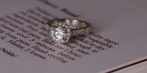 Beitragsbild des Blogbeitrags Verlobungsring kaufen: Welcher Ring passt zu meiner Freundin? 