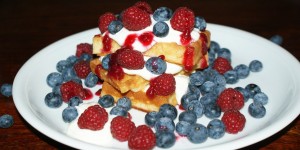 Beitragsbild des Blogbeitrags Topfen-Grießpudding Waffeln mit Heidelbeeren und Himbeeren