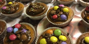 Beitragsbild des Blogbeitrags Süsse Verführung – Muffins mit Gummibären und Smarties