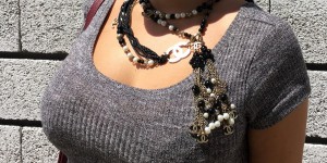 Beitragsbild des Blogbeitrags Vintage Chanel Kette: Outfit mit Gold-Bordeaux und Grau Tönen