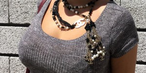 Beitragsbild des Blogbeitrags Vintage Chanel Kette: Outfit mit Gold-Bordeaux und Grau Tönen 