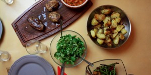 Beitragsbild des Blogbeitrags family dinner – Letscho, Fisolen-Apfel-Salat und Huhn 