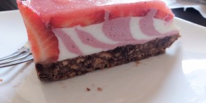 Beitragsbild des Blogbeitrags [(Baked) Sweet] Zebra-Erdbeerjoghurt-Torte (no bake) 