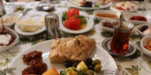 Beitragsbild des Blogbeitrags Was gehört zu einem guten Türkischen Frühstück?