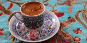 Beitragsbild des Blogbeitrags 12 türkische Getränke, zeigen Dir die vielfältige Essenskultur der Türkei!