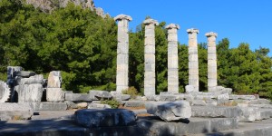 Beitragsbild des Blogbeitrags Priene: Ruinen der Stadt, Athenaheiligtum, Theater und Reisetipps!