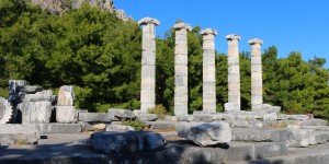 Beitragsbild des Blogbeitrags Priene: Ruinen der Stadt, Athenaheiligtum, Theater und Reisetipps! 