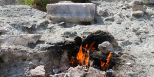 Beitragsbild des Blogbeitrags Yanartas-Chimaira: Seit 2.700 Jahren brennende Steine in Cirali 