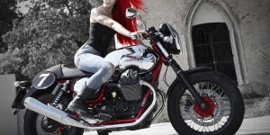 Beitragsbild des Blogbeitrags Moto Guzzi V7 Racer meets Lady in Red!