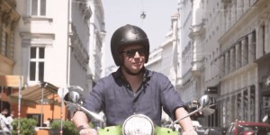 Beitragsbild des Blogbeitrags Alex Kristan auf seiner Vespa GTS 125 i.e – Italienische Momente 