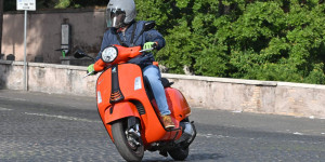Beitragsbild des Blogbeitrags Vespa GTS 2023 – Evolution statt Revolution