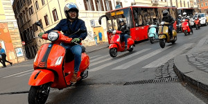 Beitragsbild des Blogbeitrags Vespa GTS 2023 – Präsentation Rom