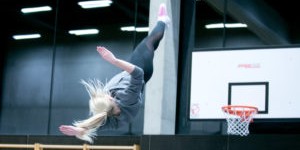 Beitragsbild des Blogbeitrags Trampolin Springen im Sportzentrum Mitte
