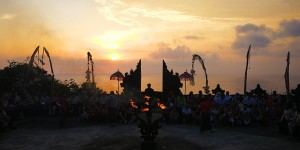 Beitragsbild des Blogbeitrags The Kecak Fire Dance in Uluwatu ~ Bali 