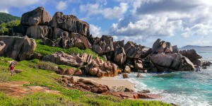 Beitragsbild des Blogbeitrags Adventurous hiking to Anse Marron on La Digue with Sunny Trail Guide