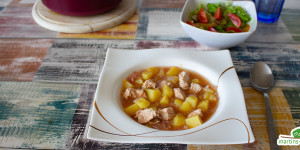 Beitragsbild des Blogbeitrags Herzhaftes Putengulasch mit Kartoffeln