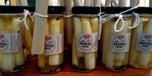 Beitragsbild des Blogbeitrags Gestochen gut: Bio-Spargelbauer Brandenstein öffnet Tür und Feld