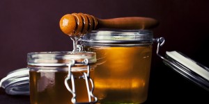 Beitragsbild des Blogbeitrags Abnehmen mit Honig: Honigwasser lässt die Kilos purzeln
