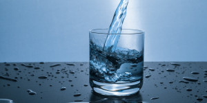 Beitragsbild des Blogbeitrags Das passiert, wenn man zu wenig Wasser trinkt 