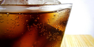 Beitragsbild des Blogbeitrags Das passiert mit dem Körper nach einem Glas Cola