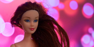Beitragsbild des Blogbeitrags “Barbie” feiert 65. Geburtstag: Hype um Kultfigur hält weiter an 