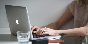 Beitragsbild des Blogbeitrags E-Mail zurückrufen & Rückholfrist verlängern
