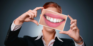Beitragsbild des Blogbeitrags Lebensmittel, die zu Zahnverfärbungen führen 