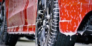 Beitragsbild des Blogbeitrags Auto frühlingsfit machen: Tipps für die richtige Fahrzeugreinigung