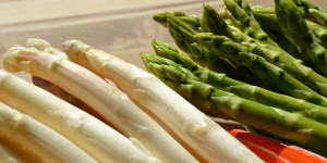 Beitragsbild des Blogbeitrags Grüner & Weißer Spargel: Richtige Kochmethode und worauf man achten sollte