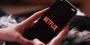 Beitragsbild des Blogbeitrags Bis zu 20 Euro im Monat: Netflix erhöht Abo-Preise 