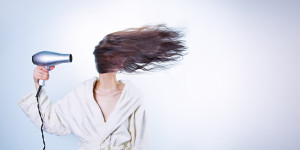 Beitragsbild des Blogbeitrags Haarpflege: Die häufigsten Fehler & wie man sie vermeidet 