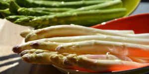 Beitragsbild des Blogbeitrags Spargel schmeckt bitter: So vermeidet man einen bitteren Geschmack