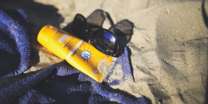 Beitragsbild des Blogbeitrags Sonnenschutz aus dem Vorjahr verwenden? So lange ist Sonnencreme haltbar
