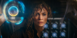 Beitragsbild des Blogbeitrags “Atlas” bei Netflix: J.Lo rettet in neuem Sci-Fi-Blockbuster die Menschheit