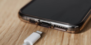 Beitragsbild des Blogbeitrags Smartphone & Co. in der Sonne: Mögliche Brandgefahr durch Akkus