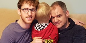 Beitragsbild des Blogbeitrags We are Family: Zwei Männer, ein Pflegekind & ganz viel Liebe