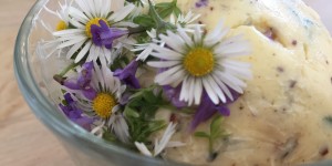 Beitragsbild des Blogbeitrags Rezept Gänseblümchenbutter mit Gundermann – der Hingucker auf jeder Grillfeier