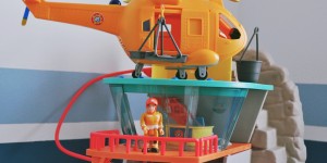 Beitragsbild des Blogbeitrags Gewinne: Feuerwehrmann Sam Hubschrauber Wallaby II und Bergrettungsstation 
