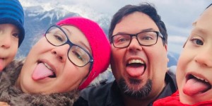 Beitragsbild des Blogbeitrags Urlaub am Bauernhof: Bergpanorama mit Stall und Sternen 