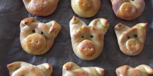 Beitragsbild des Blogbeitrags Saure Silvester Glücksschweinchen mit Rapsöl und Joghurt-Dip 