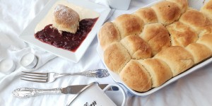 Beitragsbild des Blogbeitrags Buchteln mit Vanillesauce und Beerenröster- einfaches Familienrezept