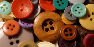Beitragsbild des Blogbeitrags Montessori inspirierte Spiele selber machen: Alles rund um Knöpfe 