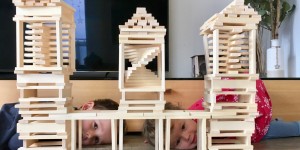 Beitragsbild des Blogbeitrags Warum Spieltürme immer ein Dach haben sollten…