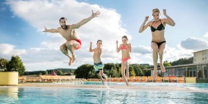 Beitragsbild des Blogbeitrags BÄM! Wir schicken euch auf Familienurlaub in die H2O-Therme Bad Waltersdorf