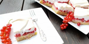 Beitragsbild des Blogbeitrags Saftige Ribislschnitte mit Baiser á la Irmgard